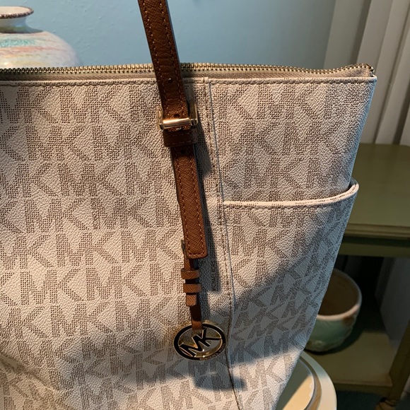 ⭐️MICHAEL KORS SIGNATURE JET SET TOTE BAG⭐️ - Picture 3 of 9